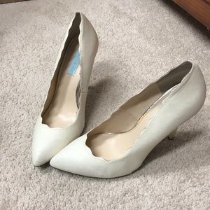 Betsy Johnson cream scalloped heels